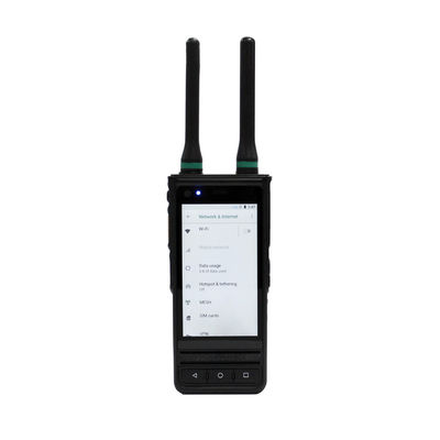 NFC tenuto in mano del citofono di IP68 MESH Radio Supports 4G DMR con l'OS di Android 8,1